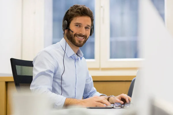 Hombre Negocios Alegre Oficina Teléfono Auriculares Skype —  Fotos de Stock