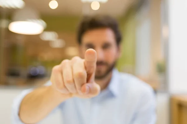 Uomo Mano Spingendo Uno Schermo Digitale Sfondo Ufficio — Foto Stock