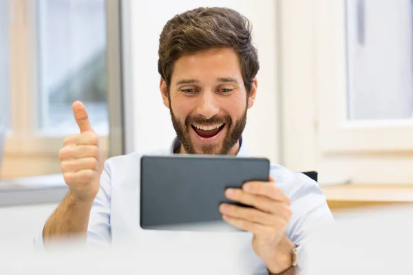 Een Vrolijke Man Met Digitale Tablet — Stockfoto