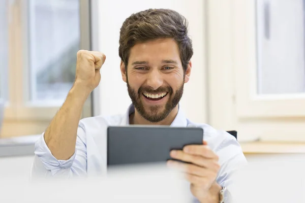 Een Vrolijke Man Met Digitale Tablet — Stockfoto