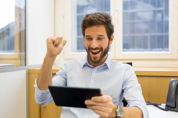 Homem Alegre Segurando Tablet Digital — Fotografia de Stock