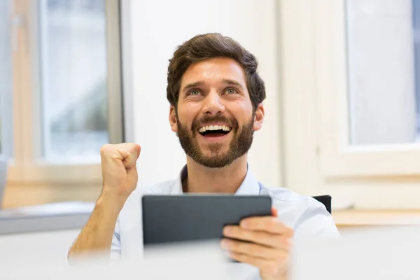 Knappe Succesvolle Man Met Behulp Van Digitale Tablet — Stockfoto