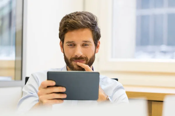 Hombre Alegre Sosteniendo Tableta Digital Oficina — Foto de Stock