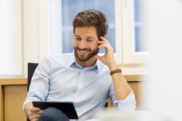 Hombre Guapo Sosteniendo Tableta Digital Oficina — Foto de Stock