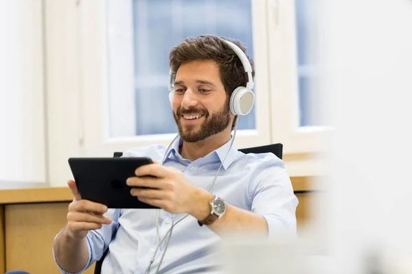 Man Office Withe Tablet Headphones — Stockfoto