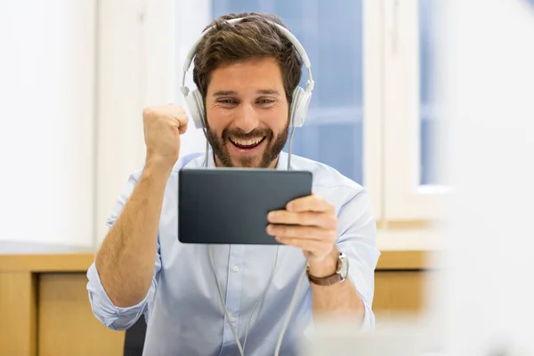 Glücklicher Mann Büro Mit Tablet Und Kopfhörer — Stockfoto