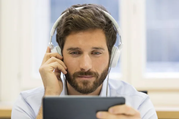 Hombre Viendo Una Película Una Tableta — Foto de Stock