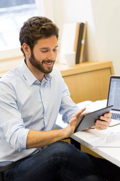 Handsome Casual Business Man Working Computer Modern Office — Foto Stock