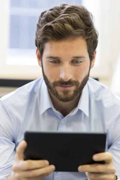 Casual Business Man Working Tablet Computer Office — Stock fotografie