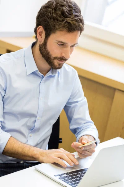 Tillfällig Affärsman Betalar Online Med Kreditkort Handel — Stockfoto