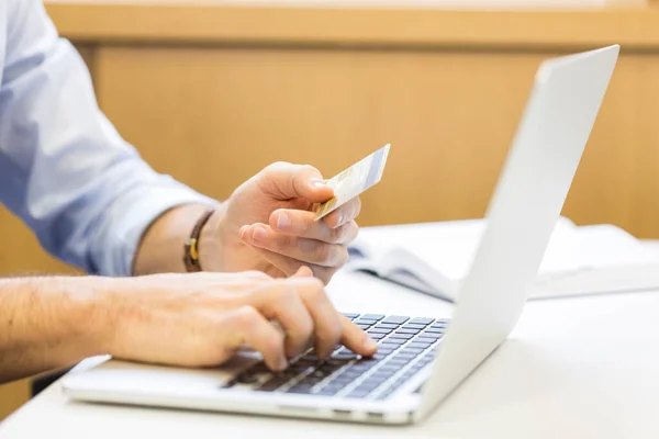 Homem Negócios Ocasional Pagando Online Com Cartão Crédito Comércio Electrónico — Fotografia de Stock