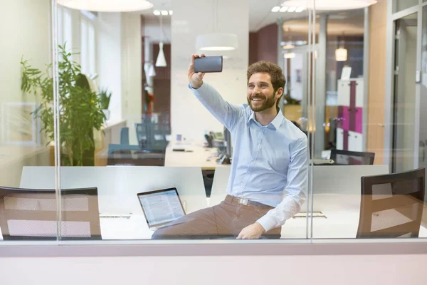 Selfie Casual Businessman Taking Pictures Open Space Office — Stockfoto