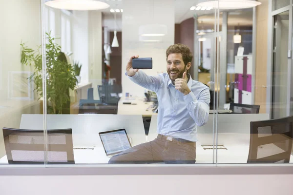 Selfie Lässiger Geschäftsmann Beim Fotografieren Großraumbüro — Stockfoto