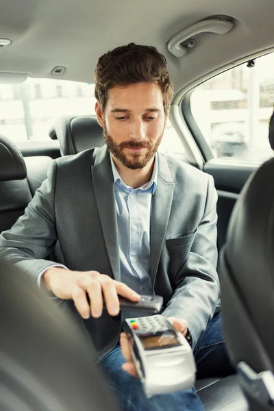 Hombre Pagando Taxi Con Teléfono Móvil Tecnología Nfc — Foto de Stock