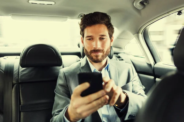 Hombre Hipster Coche Escribir Mensaje Texto Teléfono Móvil — Foto de Stock