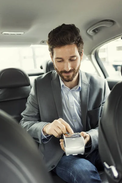 Hombre Que Paga Taxi Con Tarjeta Crédito — Foto de Stock