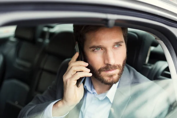 Zwykły Biznesmen Telefon Komórkowy Tyłu Samochodu — Zdjęcie stockowe