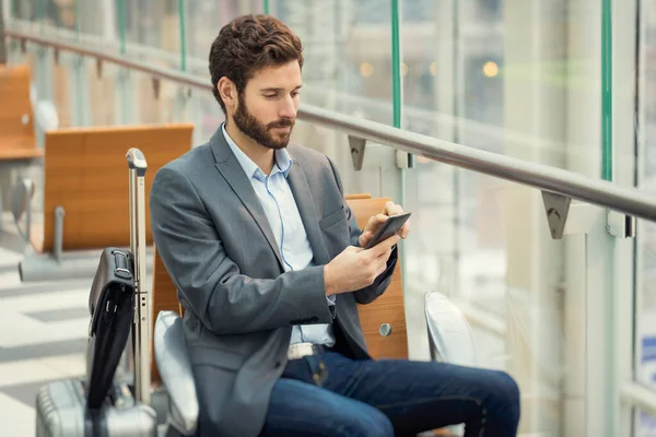 Mężczyzna Lotnisku Holu Wpisywanie Wiadomości Tekstowych Telefonie Komórkowym — Zdjęcie stockowe