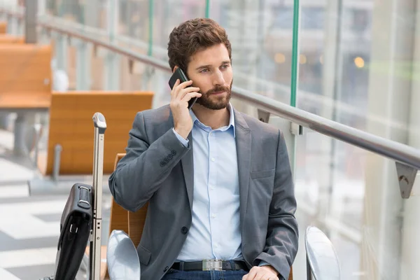 Casual Business Man Cell Phone Hall Airport Waiting Plane — Stockfoto