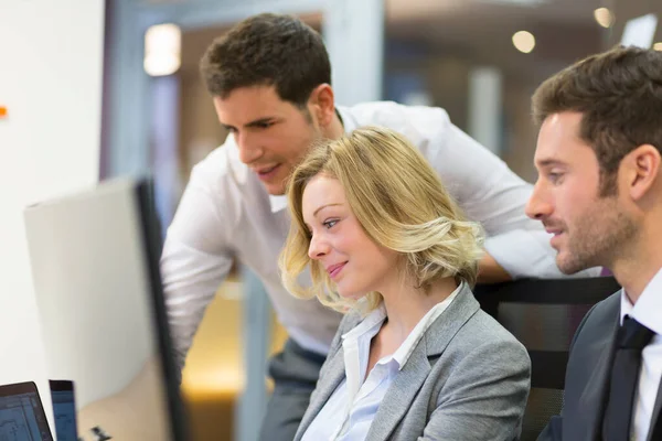 Grupo Empresarios Una Reunión Oficina Trabajando Comp — Foto de Stock