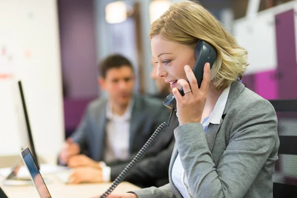 近代的なオフィスに電話で話している実業家 — ストック写真
