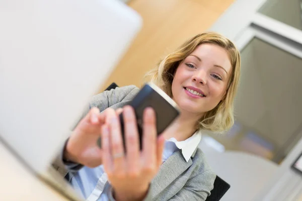 Pretty Businesswoman Mobile Phone Office Sms Message — Stock Photo, Image