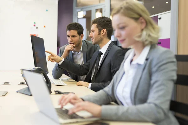 Grupo Empresários Escritório Moderno Trabalhando Computador — Fotografia de Stock