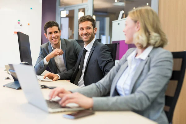 Grupo Empresários Escritório Moderno Trabalhando Computador — Fotografia de Stock