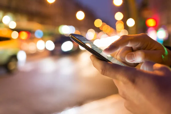 Человек Использующий Свой Мобильный Телефон Улице Ночное Освещение Bokeh Фон Лицензионные Стоковые Фото