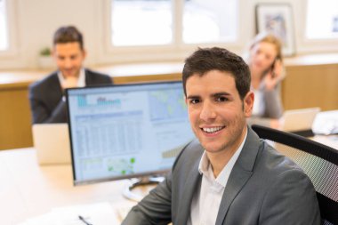 Modern ofisteki yakışıklı iş adamının portresi. kameraya bak