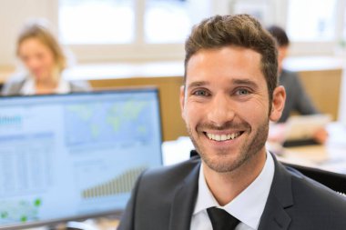 Modern ofisteki yakışıklı iş adamının portresi. kameraya bak