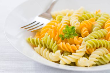 Fusilli, makarna, spiral, çatal, beyaz, pişmiş