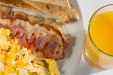 Pastırmalı, yumurtalı ve ekmekli güneşli kahvaltı.