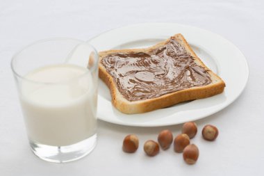 Fındıklı çikolatalı bir dilim ekmek.