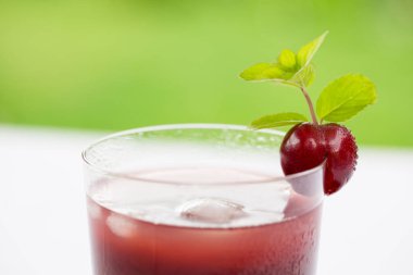 Bahçede bir bardak soğuk kiraz suyu