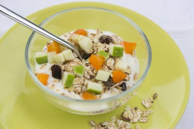 Bir kase müsli Cam kasede