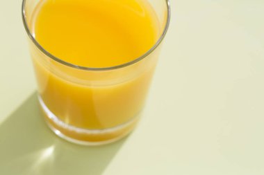 taze portakal suyu cam