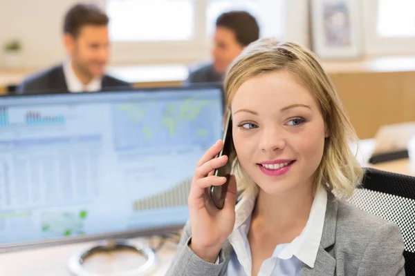 Portret Van Een Mooie Zakenvrouw Mobiele Telefoon Modern Offic — Stockfoto