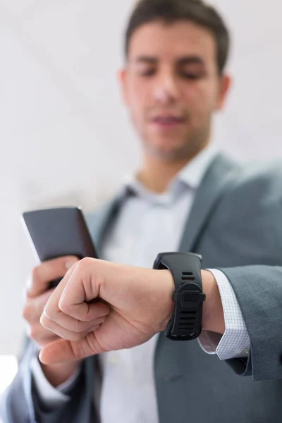 Man Met Mobiele Telefoon Aangesloten Een Slimme Horloge — Stockfoto