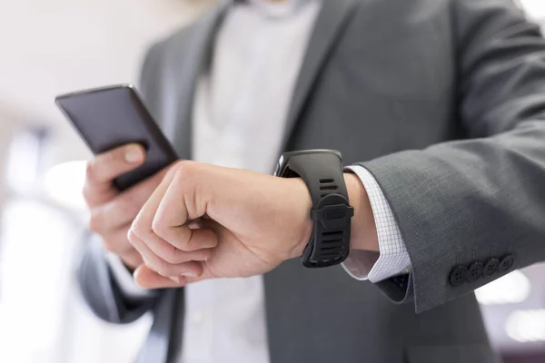 Man Met Mobiele Telefoon Aangesloten Een Slimme Horloge — Stockfoto