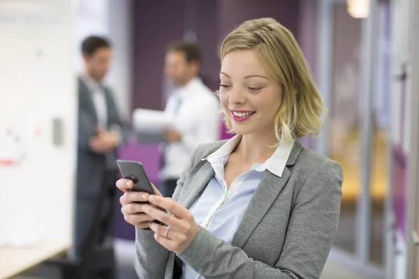 Businesswoman Psaní Zprávu Smart Phone Moderní Kanceláři — Stock fotografie