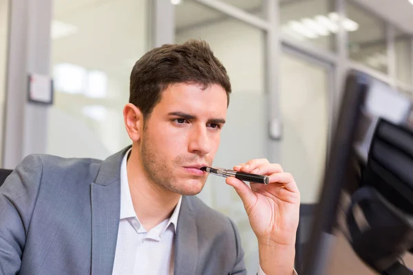 Muž Kanceláři Kouří Elektronickou Cigaretou — Stock fotografie