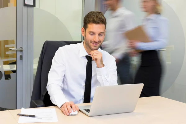 Uomo Affari Che Lavora Computer Ufficio Gli Uomini Affari Muovono — Foto Stock