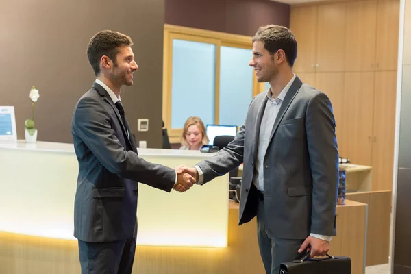 Empresarios Estrechando Mano Vestíbulo — Foto de Stock