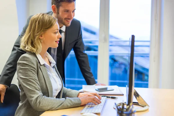 Twee Zakenmensen Een Kantoor Die Aan Computer Werken — Stockfoto