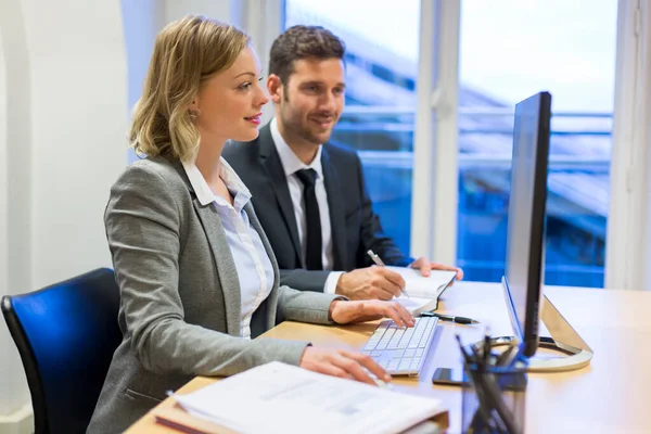 Two Business People Office Working Computer — Stockfoto