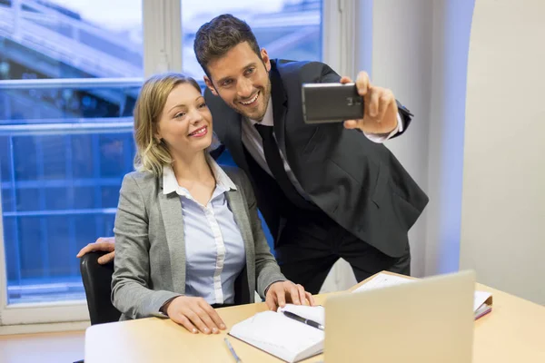 Dos Hombres Negocios Hacen Selfie Oficina — Foto de Stock