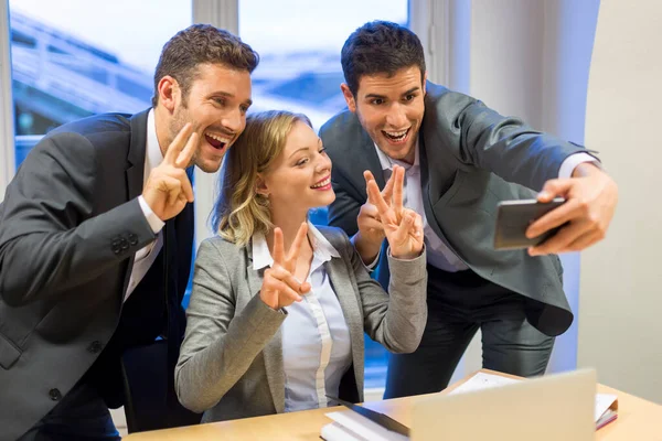 Três Pessoas Negócios Fazem Uma Selfie Feliz Escritório — Fotografia de Stock