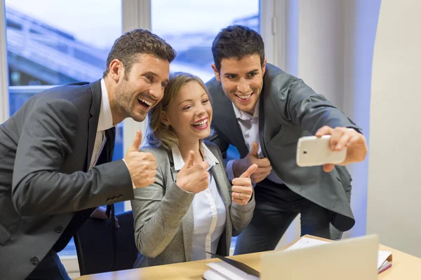 Três Homens Negócios Fazem Uma Selfie Feliz Escritório Polegar — Fotografia de Stock