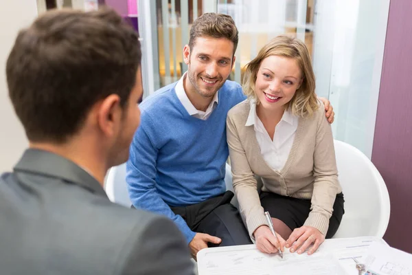 Young Couple Meeting Real Estate Agent House Investment Sig — Stock Photo, Image